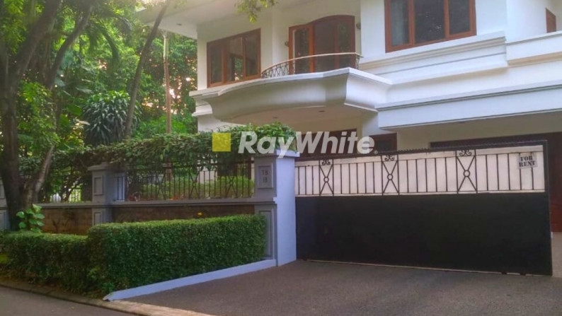 Sewa Rumah Luas dengan Kolam Renang Di Pondok Indah