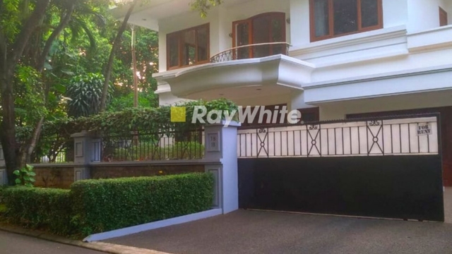 Sewa Rumah Luas dengan Kolam Renang Di Pondok Indah