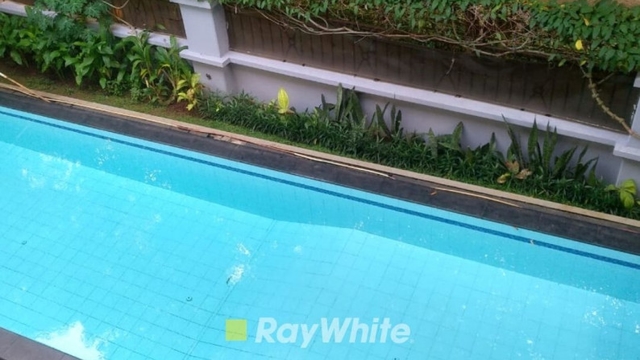 Sewa Rumah Luas dengan Kolam Renang Di Pondok Indah image 5