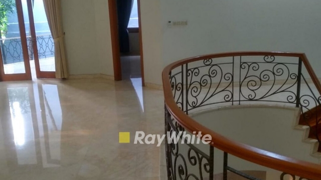 Sewa Rumah Luas dengan Kolam Renang Di Pondok Indah image 3