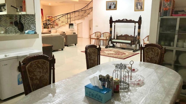 Sewa Rumah Super Megah Dengan Private Pool di Villa Cinere Mas image 3