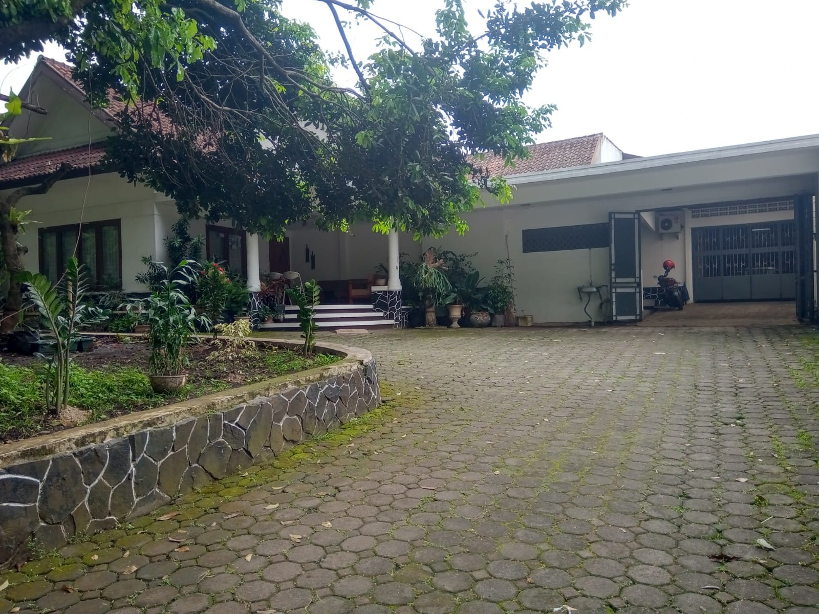 Sewa Rumah untuk usaha cafe/resto, klinik, di daerah premium Bandung Utara